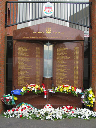MINNESMERKE: De 96 som mistet livet p� Hillsborough for 20 �r siden vil aldri bli glemt p� Anfield.  Foto: HANS ARNE VEDLOG