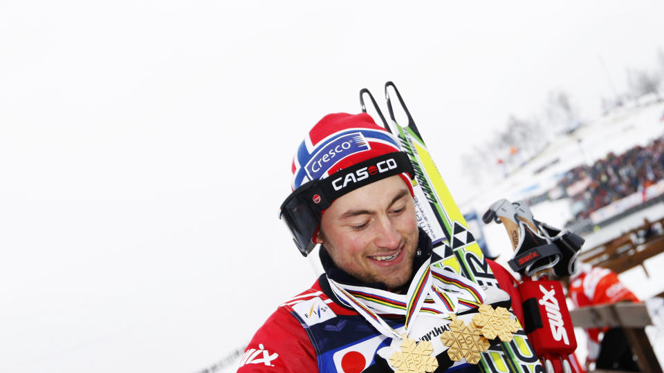FORTSATT GULLSUGEN: Men Petter Northug er p� defensiven i den totale verdenscupen etter dagens prolog opp M�rdarbacken i Falun. Her kikker han p� de tre gullene han vant i Liberec.
Foto: H�kon Mosvold Larsen / SCANPIX