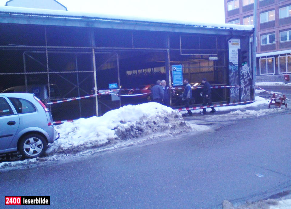 SVEKKET TAK: Politiet har sperret parkeringsgarasjen i Oslo av frykt for at den skal kollapse. Foto: MMS-tipser/2400