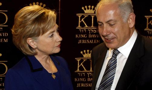 P� KOLLISJONSKURS?: P�troppende statsminister og Likud-leder Benjamin Netanyahu har aldri akseptert selvstyre, men aldri egen stat for palestinerne. Her sammen med Clinton i dag. Foto: EPA/RONEN ZVULUN / SCANPIX
