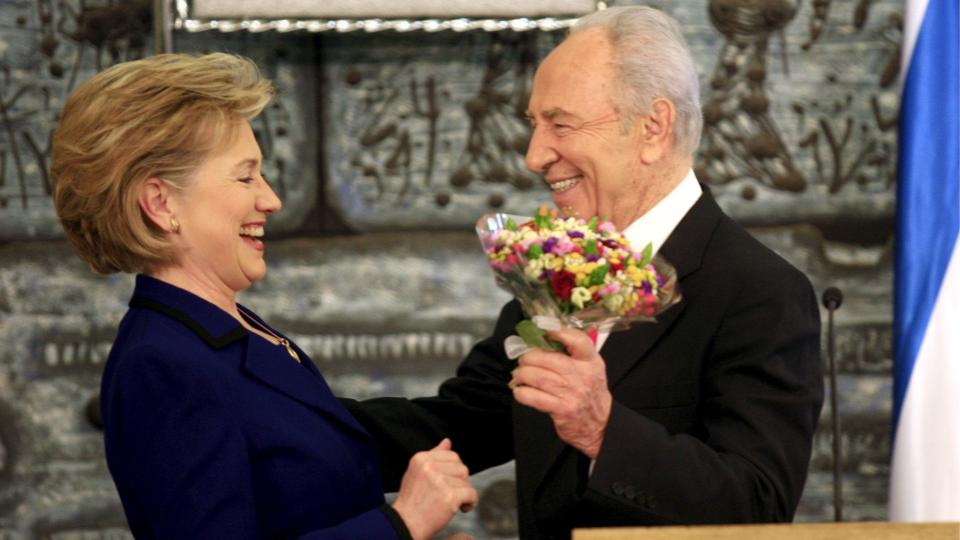 HJERTELIG: Utenriksminister Clinton m�tte i dag den israelske presidenten og veteranen Shimon Peres i hans residens. Men USA gj�r det klart at de ogs� har sendt diplomater til erkerivalen Syria, og at en egen palestinsk stat ikke er til � komme utenom. Foto: EPA/YOSSI ZAMIR/SCANPIX