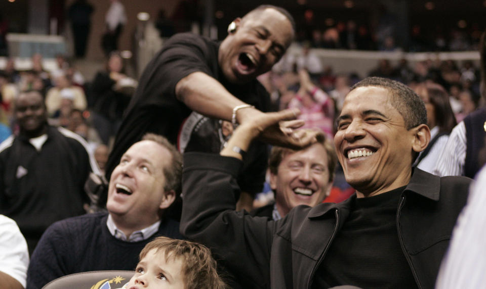 ST�TTESPILLERE P� ALLE KANTER: Barack Obama, her ved siden av fem �r gamle Nick Aiello, hilser p� en av sine fans, Miles Rawls, under en basketballkamp i Chicago i forrige uke. Obamas mange utnevnelser av superr�dgivere har vakt bekymring. Foto: REUTERS/Molly Riley/SCANPIX