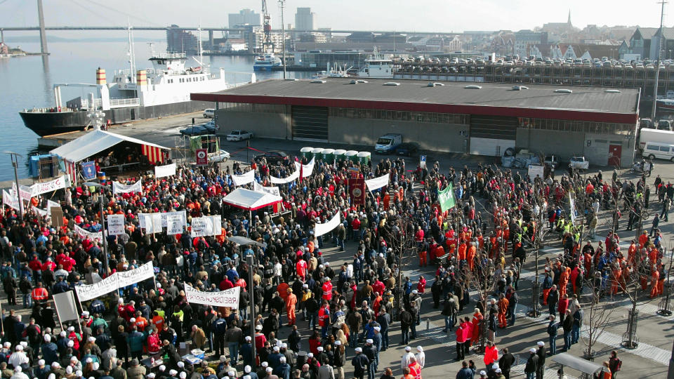 FRYKTER ARBIDSLEDIGHET: Sinte industriarbeidere i Stavanger protesterte i 2003 da de fryktet for arbeidsplassene sine og brutalisering av arbeidslivet.
Foto: Alf Ove Hansen/SCANPIX