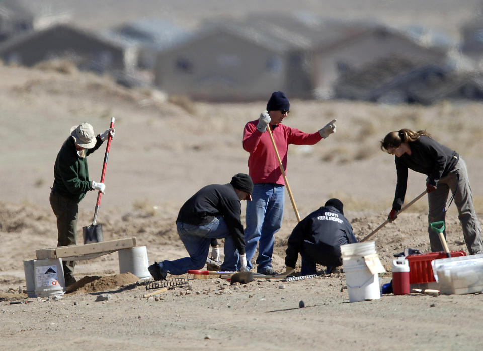 13 D�DE: Levningene etter minst 13 personer er s� lang funnet begravd i �rkenen i New Mexico. Politiet frykter at de kan st� overfor en hittil ukjent seriemorder som g�r l�s p� prostituerte. Foto: SCANPIX/AP Photo/The Albuquerque Journal, Pat Vasquez-Cunningham