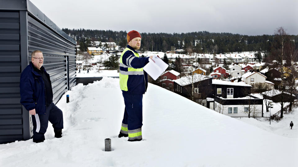 INSPEKSJON: Befaring p� Godlia skole i Oslo i dag. Roger Ekelund fra ISS Vaktmester Kompaniet sjekker sn�mengdene p� taket av Godlia skole. Vaktmester og hovedverneombud Jarle Sand (helt bl� kl�r) i bakgrunnen. Skolen er ikke blant de fem som n� er stengt. Foto: Nina Hansen/Dagbladet