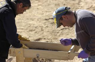 FINKJEMMER: Et stort antall mennesker arbeider n� med � finne spor og flere lik i �rkenen. Foto: SCANPIX/AP Photo/The Albuquerque Journal, Pat Vasquez-Cunningham