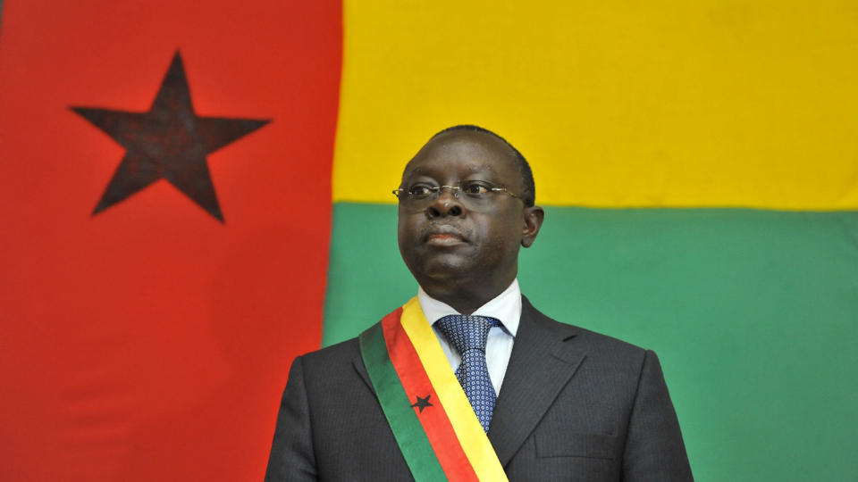 INNSATT: Guinea-Bissaus konstituerte president Raimundo Pereira sverges inn etter at hans forgjenger ble drept i g�r. N� ber Pereira om internasjonal hjelp for � f� stabilisert landet. Foto: AFP PHOTO / Georges Gobet /SCANPIX