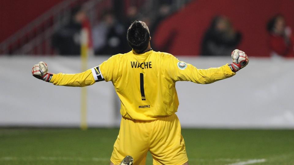 S� GLAD: Mainz-keeper Dimo Wache jubler etter seieren over Schalke 04 i den tyske kvartfinalen i cupen.Foto:  REUTERS/Kai Pfaffenbach