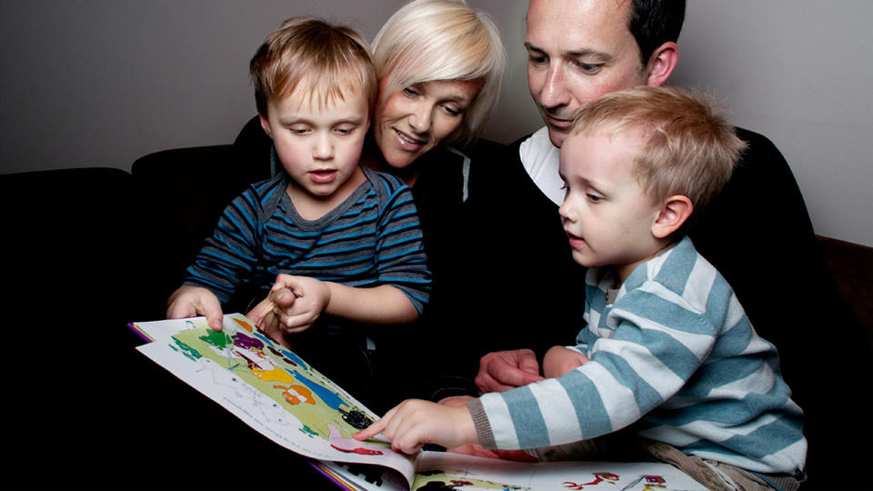 - IKKE OVERIVRIGE: Familien Seljenes fra H�vik sto fram i Dagbladet i forrige uke, i forbindelse med oppslaget om �superforeldre�. De kjenner seg ikke helt igjen n�r det gjelder betegnelsen. Foto: JOHN T. PEDERSEN