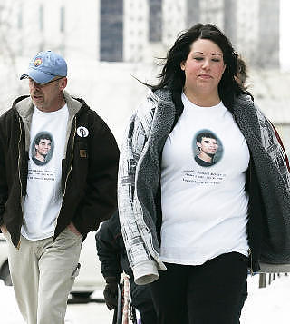 KREVER DRAPSMANNEN D�MT: Familie og venner av den drepte, Tim McLean (22), b�rer T-skjorter med portrett av den unge mannen. De krever Vince Li d�mt for drapet. Foto: JOHN WOODS/THE CANADIAN PRESS/AP/SCANPIX