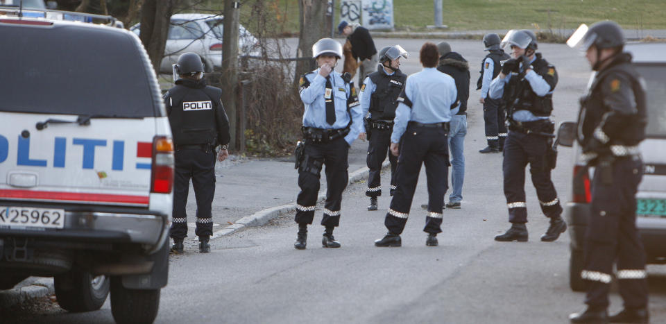 OSLO 20071104
To persjoner ble arrestert da en kvinnelig politibetjent ble sprayet  med pepperspray og en annen kvinne ble truet med v�pen i en leilighet p� Disen s�ndag morgen. Her politifolk og politibiler p� �stedet.  Foto: Morten Holm / SCANPIX