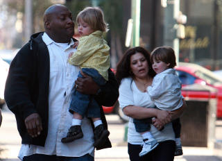 MED MAMMA: S�nnene Jayden James (2) og Sean Preston (3) var med mamma og tok en tur med livvaktene i kvartalet mend Britney �vde. Foto: STELLA PICTURES