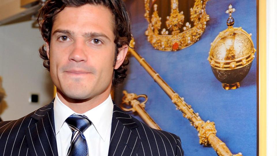 DRAKK SJAMPIS TIL 40 000 KR/FLASKA: Svenskenes prins Carl Philip opparbeidet seg en grei barregning i K�benhavn i helga. Foto: EPA/MARCUS BRAND/Scanpix