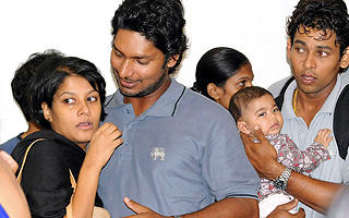 GJENSYN: Landslagsspiller Kumar Sangakkara med kona Yehali til venstre, lagkamerat Thillakeratne Dilshan med s�nnen til h�yre. Foto: ISHARA S. KODIKARA / SCANPIX