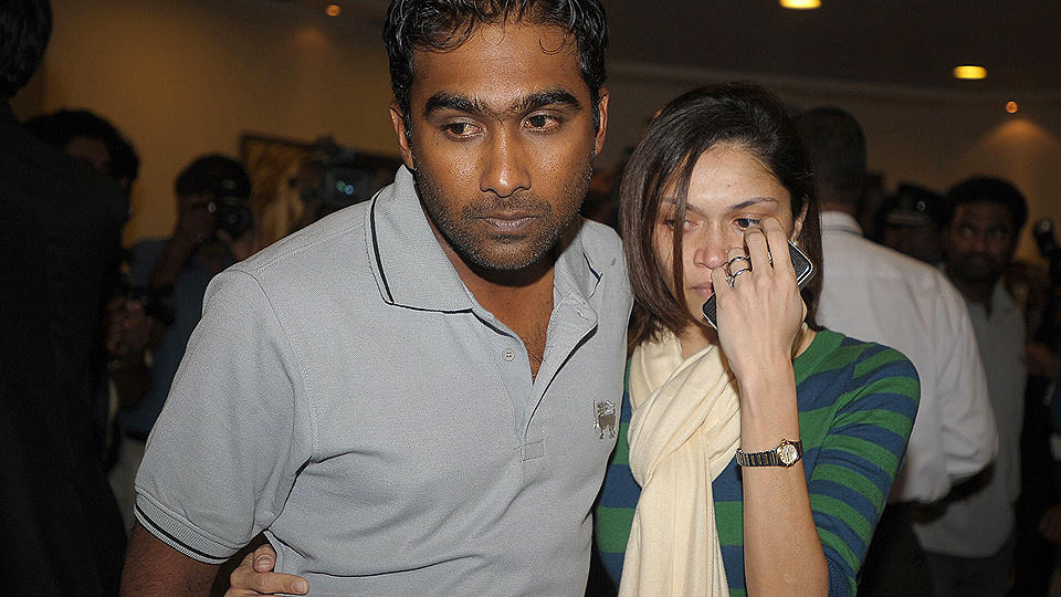 ENDELIG HJEMME: Den srilankiske lagkapteinen Mehela Jayawarden sammen med kona Christine p� Bandaranayake International Airport i Colombo, Sri Lanka i dag tidlig. Foto: LAKRUWAN WANNIARACHCHI / AFP / SCANPIX