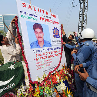 MINNES DE D�DE: Trafikkpolitimenn i Lahore hedret i g�r kveld sine avd�de kolleger. Foto: AAMIR QUERESHI / AFP / SCANPIX