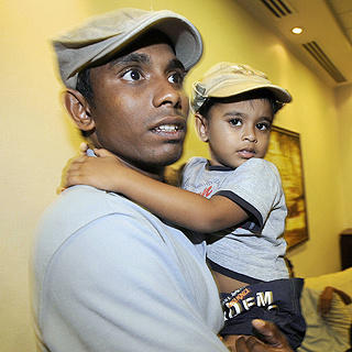 OVERLEVDE: Cricketspilleren Thilina Thushara Mirando med s�nnen sin p� flyplassen i Colombo tidligere i dag, srilankisk tid. Foto: ISHARA S. KODIKARA / SCANPIX