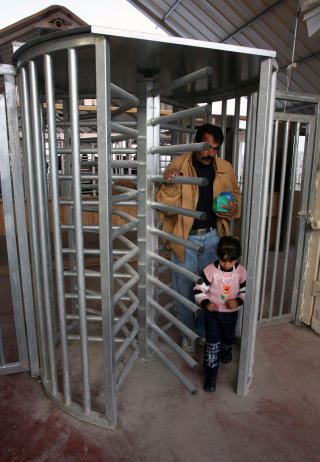 NY GRENSE: I gamledager kunne palestinere kj�re fritt over hele Vestbredden. N� er det kommet opp nok en massiv hindring like utenfor byen Nablus, nord p� Vestbredden. Det nybygde Hawara-sjekkpunktet ligger langt inne p� Vestbredden. Israelerne sier det er bygget for � sikre israelske borgere, mens palestinere raser over at Israel lager nye hindringer langt inne p� det som skulle v�re palestinsk land. Foto: Jaafar Ashtiyeh/Afp/Scanpix