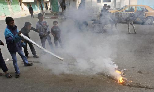 LEKER MED DET SOM SKAL V�RE HVITT FOSFOR:  Plestinske barn leker med det som angivelig skal v�re brennende hvitt fosfor i byen Beit Lahiya i Gaza 19. januar i �r. Foto: SCANPIX/AP Photo/Ben Curtis