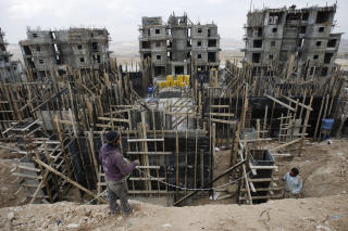 KJAPP UTBYGGING: I de st�rste bosettingene p� Vestbredden bygges nye hus i rekordfart. Her jobber palestinske arbeidere med � sette opp boligblokker i bosetningen Maale Adumim, like utenfor Jerusalem. Settlementet bygges p� det som if�lge internasjonalt lovverk skal v�re palestinsk land. Foto: Ammar Awad/Reuters/Scanpix