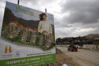 SPONSEDE BOLIGER:  Leiligheter til salgs i bosetningen Maale Adumum utenfor Jerusalem. Leiligheter p� Vestbredden er sponset av den israelske regjeringen og koster mye mindre enn boligere inne i selve Israel. Derfor kj�per mange israelere med lite penger seg bolig p� okkupert land. Foto: Ammar Awad/Reuters/Scanpix