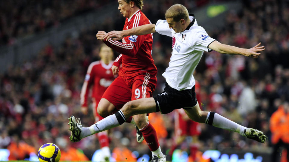 STORSPILL: Brede Hangeland har imponert mange det �ret han har v�rt i Fulham. Her er nordmannen i duell med Liverpools Fernando Torres. Foto: Nigel Roddis/Reuters/Scanpix