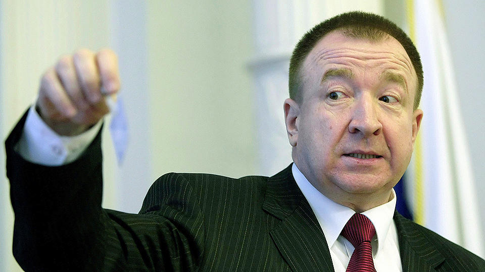N� ER DET LIKE F�R: Raset p� b�rsen og et fallende bruttonasjonalprodukt er klare indikasjoner p� at supermaktas endelikt er innen rekkevidde, mener den russiske statsviteren Igor Panarin. Foto: MISHA JAPARDZE / AP / SCANPIX