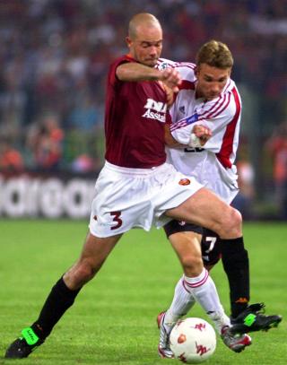 MISTET JOBBEN: Antonio Carlos Zago - her i spill for Roma mot Milans Sjevtsjenko i 2001 - mistet jobben som sportsdirekt�r i Corinthians etter en bytur med Ronaldo. Foto: Domenico Stinellis, AP/Scanpix