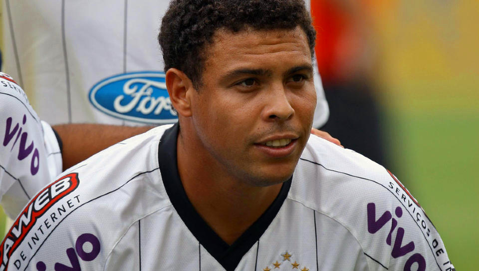 COMEBACK I KVELD? Ronaldo kan f� noen minutter p� banen for Corinthians i cupkamp i dag. Det blir i s� fall hans f�rste kamp siden den karrieretruende kneskaden han p�dro seg i spill for Milan 13. februar i fjor. Foto: Nelson Almeida, AFP/Scanpix