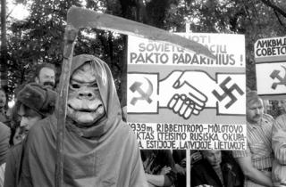 FRIGJØRING: Litauere viser hva de mener om Molotov-Ribbentrov-pakten, eller ikke-angrepspakten, som gjorde annekteringen av Baltikum og torturen som fulgte, mulig. Fra en demonstrasjon i 1989. FRIGJØRING: Litauere viser hva de mener om Molotov-Ribbentrov-pakten, eller ikke-angrepspakten, som gjorde annekteringen av Baltikum og torturen som fulgte, mulig. Fra en demonstrasjon i 1989.