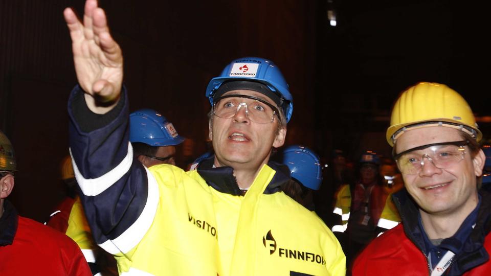P� BES�K P� SMELTEVERK:  Jens Stoltenberg ville helst snakke om et klimavennlig smelteverk p� Finnfjorbotn. I stedet m�tte han igjen svare for sin egen og regjeringens rolle i hijab-saken. Foto: Hans A. Vedlog