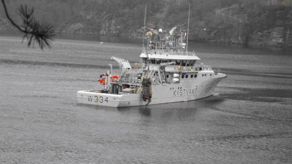 HEVET P� MANDAG: Politiet p� Etne fikk hjelp av Kystvakten for � heve de syv bilene, som ble oppdaget i Etnefjorden i fjor sommer. Foto: GJENSIDIGE
