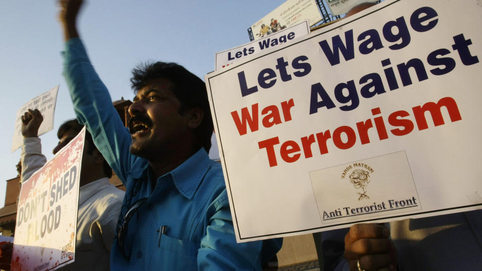 ALLEREDE TAPT? Den engelske tv-kommentatoren Dominic Cork mener protester som dette fra Mumbai i dag er nyttel�se om terroristene fortsetter � angripe idretten. Foto: AP /Gautam Singh