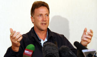 EKSTREMT SINT: Dommer Chris Broad mener de ble overlatt til terroristene av sikkerhetspolitiet da de ble angrepet i Lahore i g�r. Foto: AFP /Andrew Yates
