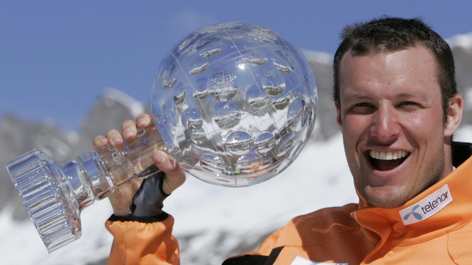 HAR VUNNET F�R: Aksel Lund Svindal med trofeet han vant i 2007. N� tror den �sterrikske tv-kanalen ORF at han vinner den igjen.Foto: REUTERS/Denis Balibouse