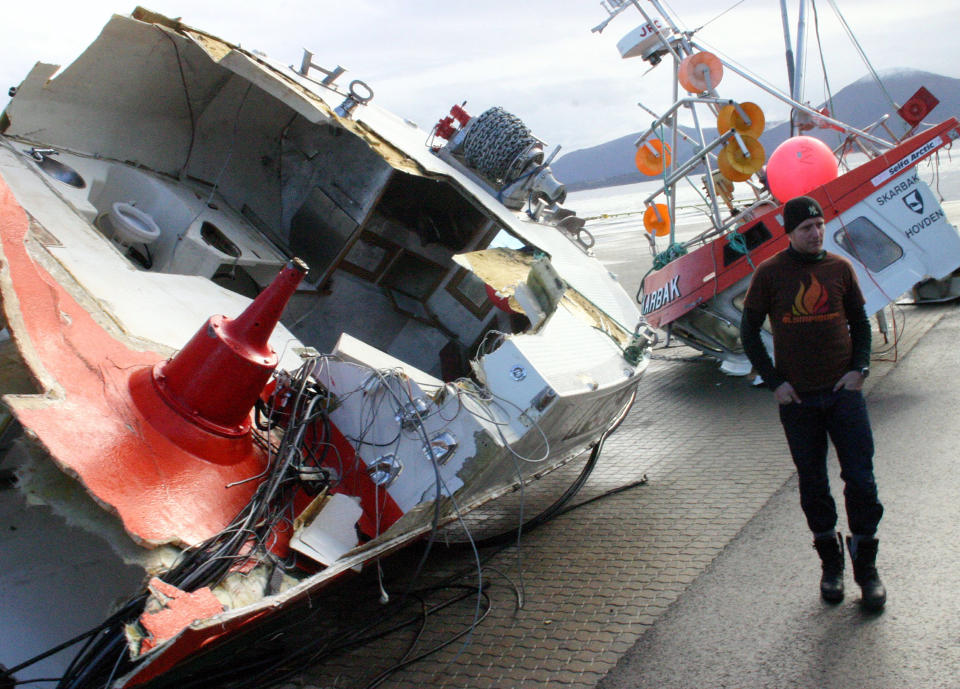 DELT I TO: Det var ikke mye igjen av �Skarbak� etter at sjarken kolliderte med tankeren �Doris� utenfor Bud i Romsdal i 2007. De siste tre �ra har det v�rt 54 kollisjoner mellom b�ter. Foto: Kjell Herskedal/SCANPIX