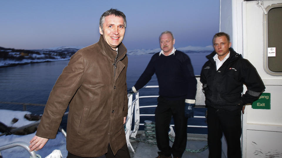 PRESSET MEN BLID: Statsminister Jens Stoltenberg  p� vei om bord i hurtigb�ten som skal ta ham fra Lysnes til Troms�. Foto: Hans Arne Vedlog/Dagbladet