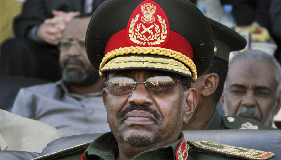 ETTERS�KT FOR KRIGSFORBRYTELSER: Omar al-Bashir vil bli arrestert om han kommer til Danmark. Foto: AP Photo/Abd Raouf/Scanpix