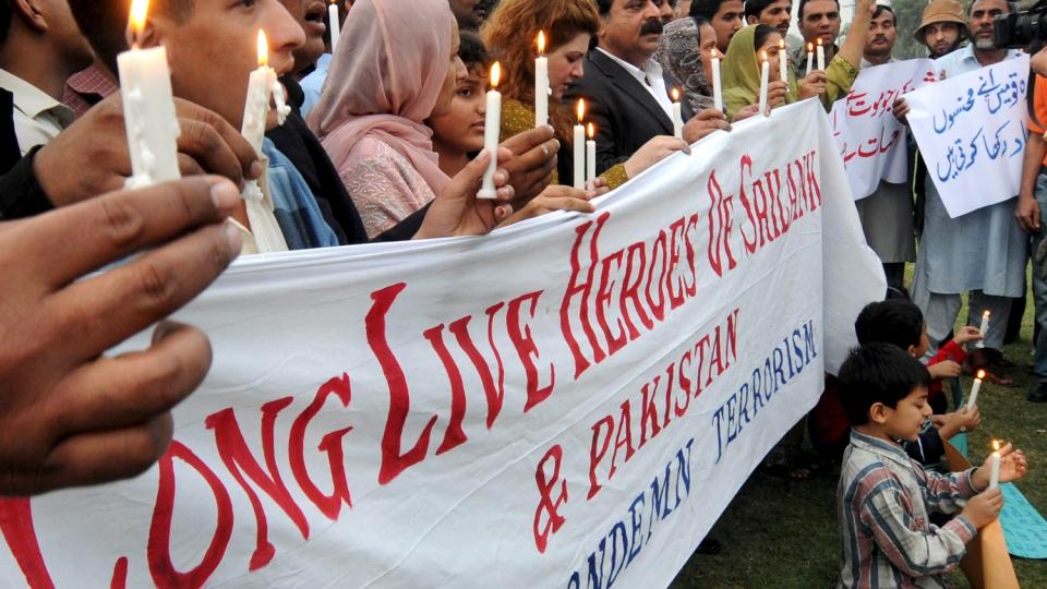 ST�TTER: Fremm�tte minner de drepte og s�rede i Lahore etter terrorangrepet mot Sri Lankas cricketlandslag. Foto: EPA/RAHAT DAR/SCANPIX