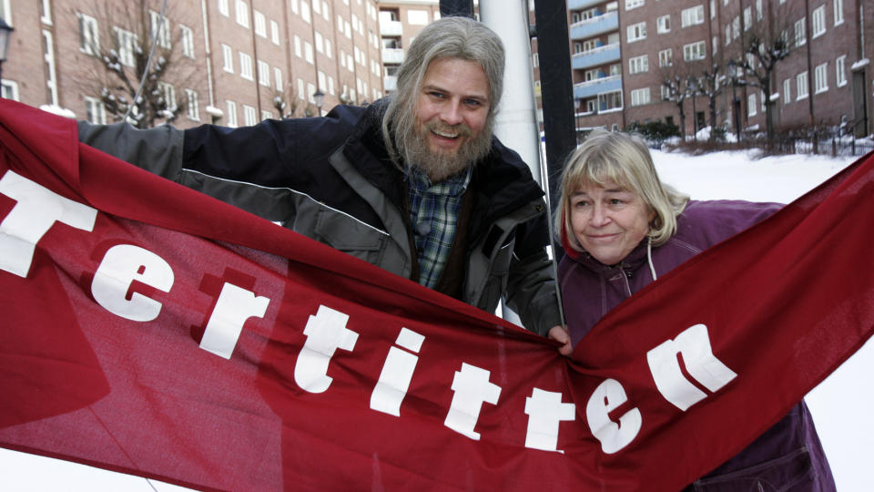 MAKS GJELD: Norges mest kjente borettslag, Tertitten, anf�rt av Robert Stoltenberg og Ruth (Sidsel R�rli). N� �nsker regjeringen � innf�re maksgrense for fellesgjeld i borettslag. 
Foto: Cornelius Poppe / SCANPIX .