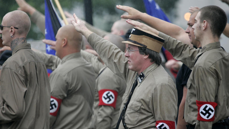 VIKTIG FOR REKRUTTERINGEN: Nazimusikk har v�rt viktig for � rekruttere folk til nynazistiske milj�er, hevder tyske myndigheter. Her samlet ekstremister seg i Minneapolis i 2006. FOTO: SCANPIX/AP