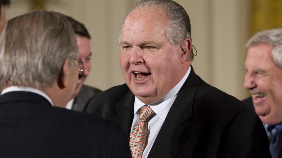 POPUL�R HOGGESTABBE: Rush Limbaugh, her i samtale med Donald H. Rumsfeld. Foto: AP Photo/J. Scott Applewhite/Scanpix