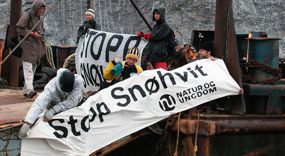 HARDE FRONTER: Fra en demonstrasjon mot Sn�hvitfeltet i 2002. Foto: KNUT ERIK HELLE/NATUR OG UNGDOM/SCANPIX