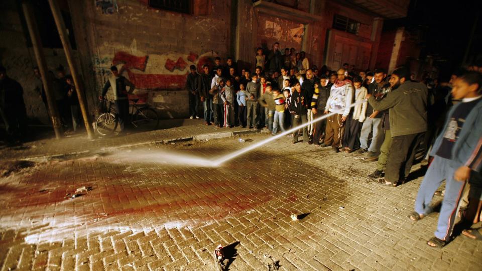 RAKETTANGREP: En palestiner spyler vekk sporene etter et israelsk rakettangrep mot et m�l nord p� Gazastripen. Fire palestinere er drept i to israelske angrep mot m�l p� Gazastripen onsdag og torsdag. Kort etter det siste angrepet torsdag morgen slo en palestinsk rakett ned i det s�rlige Israel, men ingen ble skadd da raketten eksploderte og det ble heller ikke gjort materiell skade. Foto: SCANPIX/REUTERS