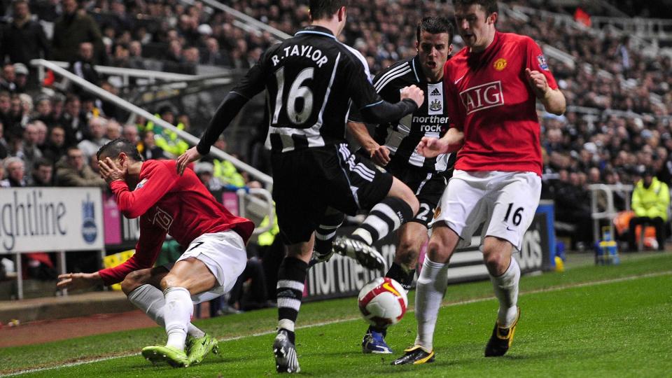 OVERFALL ELLER FILMING? Cristiano Ronaldo holdt seg til ansiktet etter en duell med Steven Taylor (nummer 27, bakerst). I tunnelen p� vei inn til pause begynte de to � kjekle som barneskole-gutter. Foto: John Giles, AP/Scanpix