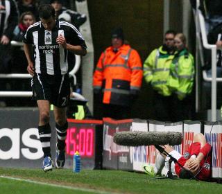 D�RLIG VS. STYGG: Newcastles Steven Taylor (t.v.) jogger vekk fra Manchester Uniteds Cristiano Ronaldo. Taylor fikk gult kort etter � ha trukket ned Ronaldo og felt Michael Carrick. Foto: Indsey Parnaby, EPA/Scanpix