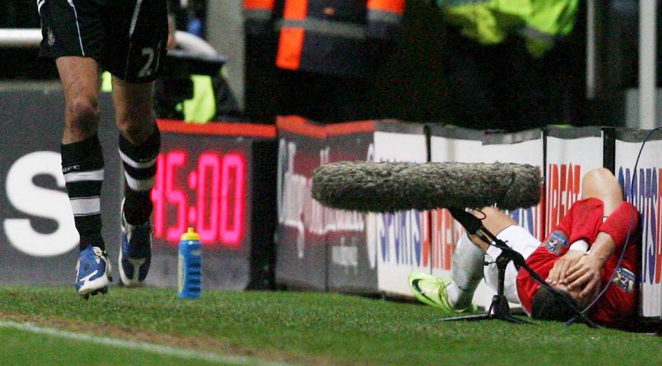 DOMMEREN MENER HAN SKULLE HATT GULT: Steven Taylors armbruk mot Ronaldo kvalifiserte til gult kort, men dommeren valgte � gi ham det gule kortet f�r taklingen av Carrick noen sekunder senere i kampen mellom Newcastle og Manchester United i g�r kveld.Foto: EPA/INDSEY PARNABY