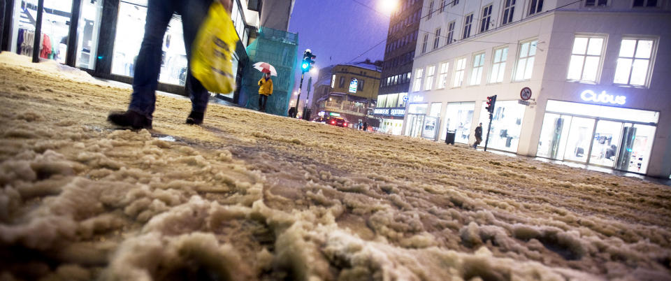 V�TT OG GR�TT:
Store sn�mengder lavet mandag ned i Oslo sentrum. Noe som raskt ble til slaps og s�rpe.
Foto: SCANPIX