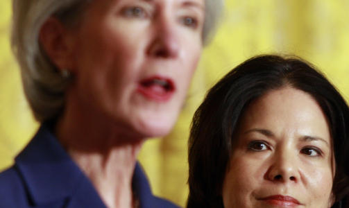 HVEM BESTEMMER: Nancy-Ann DeParle (h�yre), er den som har f�tt ansvaret for � gjennomf�re Obama-regjeringens helsereform. Til venstre st�r guvern�r Kathleen Sebelius, hun som er Obamas kandidat til � bli helseminister. Hvem av disse to f�r mest makt og innflytelse? Foto: REUTERS/Jason Reed/SCANPIX
