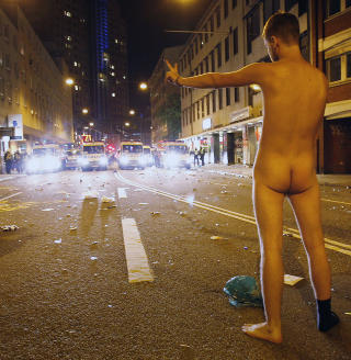 NYE DEMONSTRASJONER: Det var store demonstrasjoner og sammenst�t i Malm� ogs� i fjor h�st. Her fors�ker en naken demonstrant � stoppe politiet. Foto: REUTERS